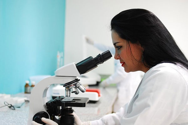 trabajando con microscopios